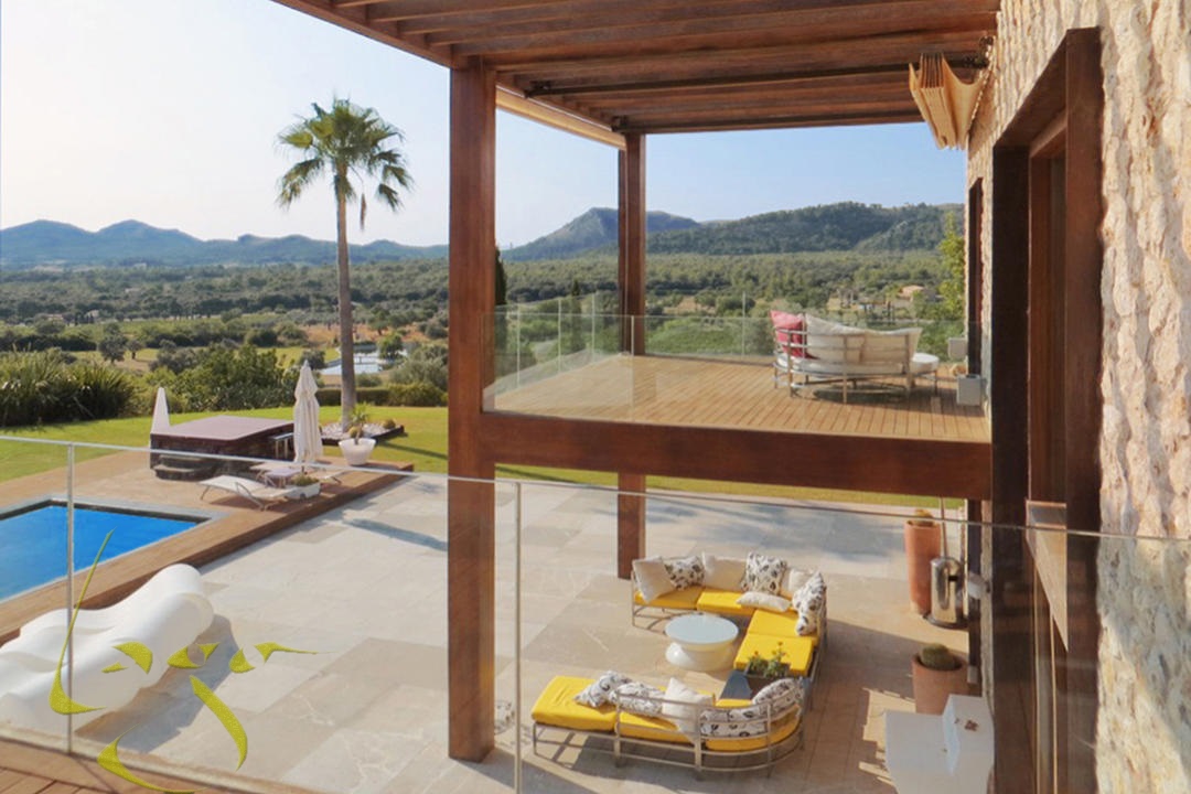 Spectacular designer villa overlooking the Sea